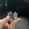 Anillo de Pluma de Perla Negra Elegante Tahitiana Diseño Abierto de Ins Moda de Gama Alta de Nicho Diamante de Alto Carbono Elegante