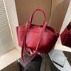 2024 otoño e invierno nuevo bolso bandolera sencillo para combinar con todo, bolso de hombro para llevar bajo el brazo, bolso para ir al trabajo, diseño de nicho transfronterizo, bolso tote vintage para mujer