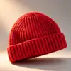 Gorro de tricô liso transfronteiriço, novo estilo outono/inverno, unissex, adequado para estudantes universitários, gorro versátil de topo redondo, quente e resistente ao frio
