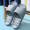 Pantuflas de baño antideslizantes de suela gruesa para hombre, adecuadas para uso interior y exterior en verano, con drenaje lateral y una sensación cómoda al pisarlas, pantuflas para hombre para bañarse