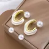 Brincos Europeus e Americanos Transfronteiriços de Pérola Irregular de Cor Branco-Cremoso com Formato Especial em C para Mulheres, Moda de Alto Padrão, Brincos Simples