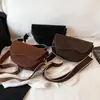 Bolso Sencillo Estilo Hong Kong Moda Femenina Estilo Coreano Correa Ancha para el Hombro Bolso de Hombro Único Cruzado Nuevo para Viajar Temperamento Retro Bolso Silla de Montar
