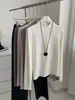 Elegante top ajustado de estilo coreano con un pequeño cuello mao, tejido elástico y una silueta favorecedora. Esta camiseta versátil de manga larga y color sólido es perfecta como capa base para otoño e invierno