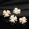 Accesorios para el cabello con forma de corazón de flor de tres perlas de aleación, accesorios de ropa hechos a mano, hebilla de placa de flor, decoración de abanico redondo, materiales de decoración