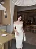 Conjunto elegante e refinado estilo férias com top vazado ombro a ombro e saia bodycon de corte justo com pedrarias para o verão