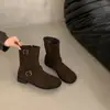 Botas de moda com fivela estilo britânico para mulheres, estilo fino de verão, novidade 2026, senso de design de nicho, bico falso dividido, botas curtas finas