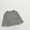 Camiseta Versátil Unissex para Bebê Estilo Primavera e Outono Cor Sólida Gola Redonda Manga Longa Pulôver de Algodão Confortável Camiseta Básica