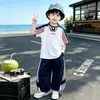 Conjunto a rayas de manga corta de verano para niños y niñas, nuevo estilo de verano 2026, conjunto de dos piezas moderno y elegante para niños geniales
