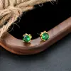 Brincos de Zircônia Verde com Diamante de Quatro Garras Transfronteiriços para Homens, Brincos Estilosos e Versáteis para Mulheres, Joias Exclusivas de Design de Nicho para Venda por Atacado
