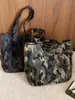 Nuevo bolso tote casual de nicho de gran capacidad para principios de otoño de 2026, con un toque relajado, adecuado para ir al trabajo, bolso de mano camuflado de un solo hombro