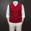 Suministro directo de fábrica de chalecos de punto para hombre, camisetas básicas para hombre, prendas de punto sin mangas con cuello en V ajustadas para negocios, chalecos de color liso para hombre