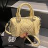 Bolsa Boston Cilíndrica com Studs de Diamante e Padrão Losango, Tendência Verão 2026 Nova Bolsa Vintage Versátil de Ombro e Transversal para Mulheres