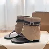Primer Encuentro con las Nuevas Sandalias de Tanga Estilo Retro Romano para Mujer, Primavera/Verano 2026, Estilo Bota de Caña Corta con Diseño de Tanga