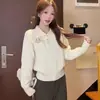 Nuevos estilos de otoño e invierno: suéter tejido con bordado trenzado, capa base de manga larga, cuello de muñeca estilo coreano, top moderno y versátil que crea un efecto adelgazante