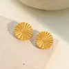 Pendientes de disco de acero inoxidable con patrón radiado transfronterizos, patrón de sol dorado mate vintage, simples y elegantes, versátiles para ir al trabajo