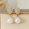 Aretes Lochen de zirconita micro-pavimentada con gota de agua y perla de imitación, un accesorio lujoso y elegante para atuendos formales y banquetes
