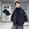 Roupas infantis, agasalhos de outono para meninos, nova coleção outono/inverno 2026, tamanhos médio a grande, corta-vento três em um destacável para o outono