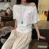 Camiseta de Verano de Alta Gama 26, de Hombros Descubiertos y un Hombro, Manga Corta para Mujer, Top de Verano que Ceñe la Cintura y Adelgaza, con Decoración de Botones de Concha, Top Versátil