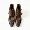 Outono 2026 Novo Retro Bico Quadrado Botas de Cano Curto Marrons Femininas Versáteis Aumento Interno Vazadas Botas para Calça Botas Emagrecedoras