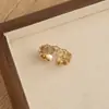 Anillo retro floral en tono café dorado, una pieza lujosa y única con un aire de alta gama, diseñado para apilar, con un borde de encaje, y perfecto para el dedo índice, ofreciendo un estilo moderno e individual