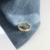 Anillo versátil de acero de titanio con diseño de onda retorcida estilo europeo y americano para mujer, anillo retorcido exquisito de nicho, accesorio moderno y sofisticado