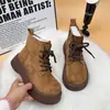 Populares botas Martin de suela gruesa para mujer, nuevo estilo invierno 2026, zapatos de algodón del noreste, que aumentan la altura, forrados de felpa, cálidos y hechos de gamuza, perfectos para clima nevado