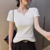 Camiseta Branca de Manga Curta com Decote V para Mulheres, Nova Coleção Verão 2026, Design Versátil com Decote Coração, Manga Meia-Manga com Ombros Normais, Top Tendência