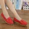 Outlet de Fábrica Sapatos Femininos Planos de Couro Sapatos Casuais com Solado Macio para Mães de Meia-idade e Idosas Sapatos de Carne Bovina