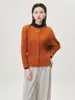 Cardigan Top Feminino Miyake Grosso para Outono e Inverno, Solto, de Botão Único, Cor Pura, Gola Redonda, Manga Longa, Retro Versátil
