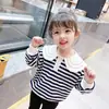 Moletom de Menina para Primavera e Outono Moda Bebê Tendência de Personalidade Infantil Marca Estilo Coreano Academia Listrado Folha de Lótus Gola Grande Top