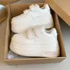 Zapatos Blancos de Velcro para Mujer 2026 Otoño Nuevos Suela Gruesa Casual Aumentadores de Altura Interna Moda Versátil Clásico Zapatos de Tabla para Mujer Tendencia