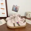 Tenis Blancos de Suela Gruesa para Mujer, Nuevo Modelo Popular 2026, Zapatos de Entrenamiento Alemanes para Estudiantes de Primavera con Velcro, Tenis Casuales Versátiles