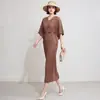 Vestido Plisado Estilo Francés para Mujer con Cuello en V, Mangas Murciélago, Cinturón Accesorios, Broche y Efecto de Caída, Adecuado para Reuniones Diarias, Vestido Largo con un Toque de Lujo