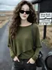 Neste outono, experimente este estiloso e confortável suéter de tricô estilo capa cinza para mulheres.. É um top de comprimento médio com ótimo visual que cria um look de duas peças falsas