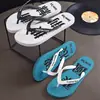 Nuevas chanclas para hombre, pantuflas antideslizantes y resistentes al desgaste para interiores, zapatos planos simples para exteriores para bañarse, zapatos de playa modernos de verano