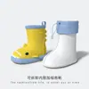 Botas de lluvia de tiburón de venta caliente transfronterizas para niños, venta al por mayor de comercio exterior, zapatos de agua ligeros antideslizantes para niños y niñas en la temporada de lluvias, adecuados para estudiantes de jardín de infantes