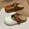 Mules Fechadas com Fivela, Textura Trançada Estilo Retrô Francês, Nova Coleção Primavera 2026, Moda para Uso Externo com Solado Grosso
