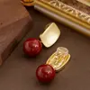 Pendientes de Perla Redondos Rojos de Alto Brillo Estilo Pequeña Fragancia Elegantes y Exquisitos Sin Agujero Pendientes Personalizados de Lujo Accesible de Gama Alta para Mujer