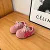 Zapatos Nuevos para Caminar de Bebé Primavera 2026, Zapatos de Entrenamiento Alemanes Antideslizantes de Moda y Versátiles para Niños, Zapatos Casuales de Suela Suave para Niñas