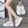 Tenis Blancos con Suela Gruesa y Calados para Mujer, Nuevo Estilo Verano 2026, Sandalias Deportivas Transpirables con Cordones, Zuecos Casuales Versátiles