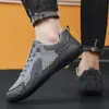 Sapatos masculinos 2026 novo verão malha respirável slip-on sola macia esportivos casuais versáteis modernos para homens