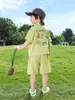Conjunto de verano para niños 2026, nuevo estilo, ropa de verano de manga corta para niños pequeños, diseño de dibujos animados elegante.