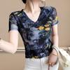 2025 Verão Elegante Gola V Estampada Malha Manga Curta Camiseta Feminina Fashionável Rejuvenescedora Respirável Versátil Modelagem Slim Top