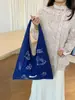 La nueva bolsa de axila de lona de nailon Henggeng con bordado de pájaros de nicho para mujer es una bolsa versátil, ligera, de secado rápido y de gran capacidad.