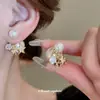 Pendientes Florales Geométricos con Tachuelas de Diamante Aguja Plateada, Pendientes Versátiles de Tendencia de Nicho Únicos y de Moda, Pendientes de Lujo Ligero de Gama Alta para Mujer