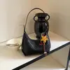 Bolso tejido bajo el brazo para mujer, nuevo modelo 2026, bolso de hombro y cruzado con un toque de alta gama, bolso de media luna versátil con un diseño único