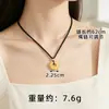 Colar Popular com Cravação de Diamantes Dourados Imitação para Mulheres, Colar da Moda em Ouro de Areia Vietnamita com Pingente de Cem Bênçãos e Paz, Joia Vintage
