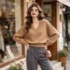 Suéter de punto suelto con cuello en V para mujer, color liso, suave y acogedor, estilo perezoso, top básico de manga larga, venta al por mayor directa de fábrica