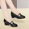 Couro Macio, Sola Macia, Sapatos de Peça Única Confortáveis com Renda Vazada para Mulheres de Meia-Idade e Idosas, Sapatos de Salto Plataforma de Verão para Mães, Leves