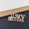 Broche de Cumpleaños con Letra Inglesa de Diamante de Color Transfronterizo Moda Pin de Traje de Gama Alta Accesorios de Ramillete de Gama Alta Regalo de Cumpleaños